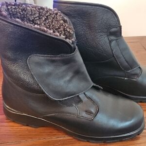 Black Winter Boots with Faux Fur Lining